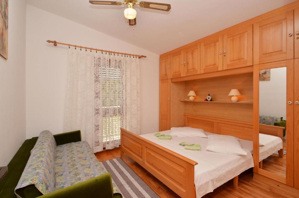 Postel nebo postele na pokoji v ubytování Apartments by the sea Prizba, Korcula - 9276