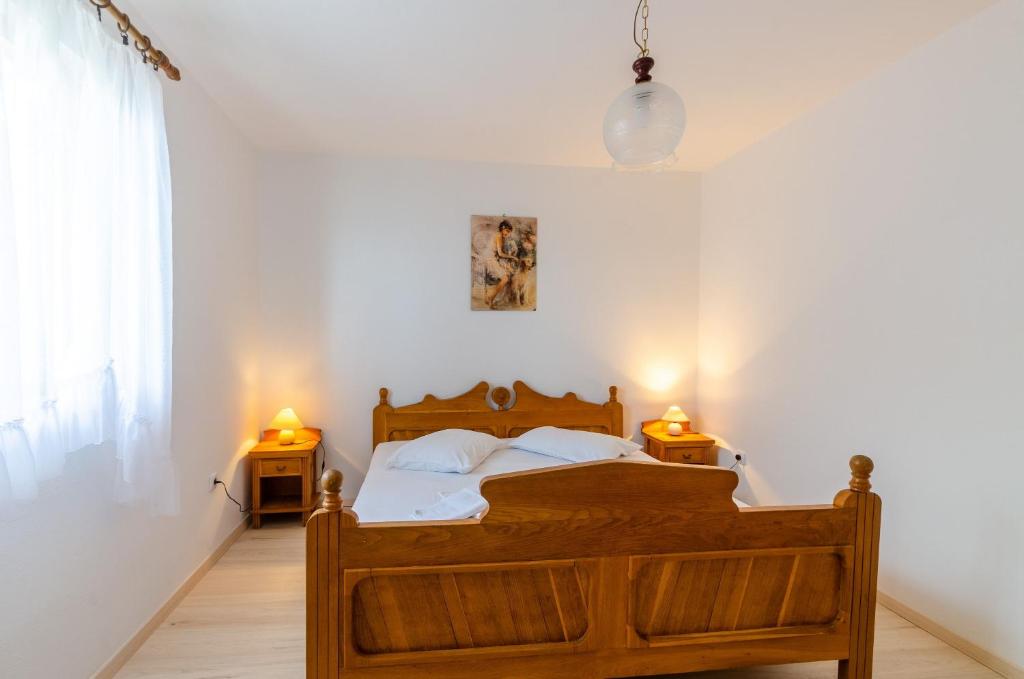 Postel nebo postele na pokoji v ubytování Apartments by the sea Prizba, Korcula - 9276