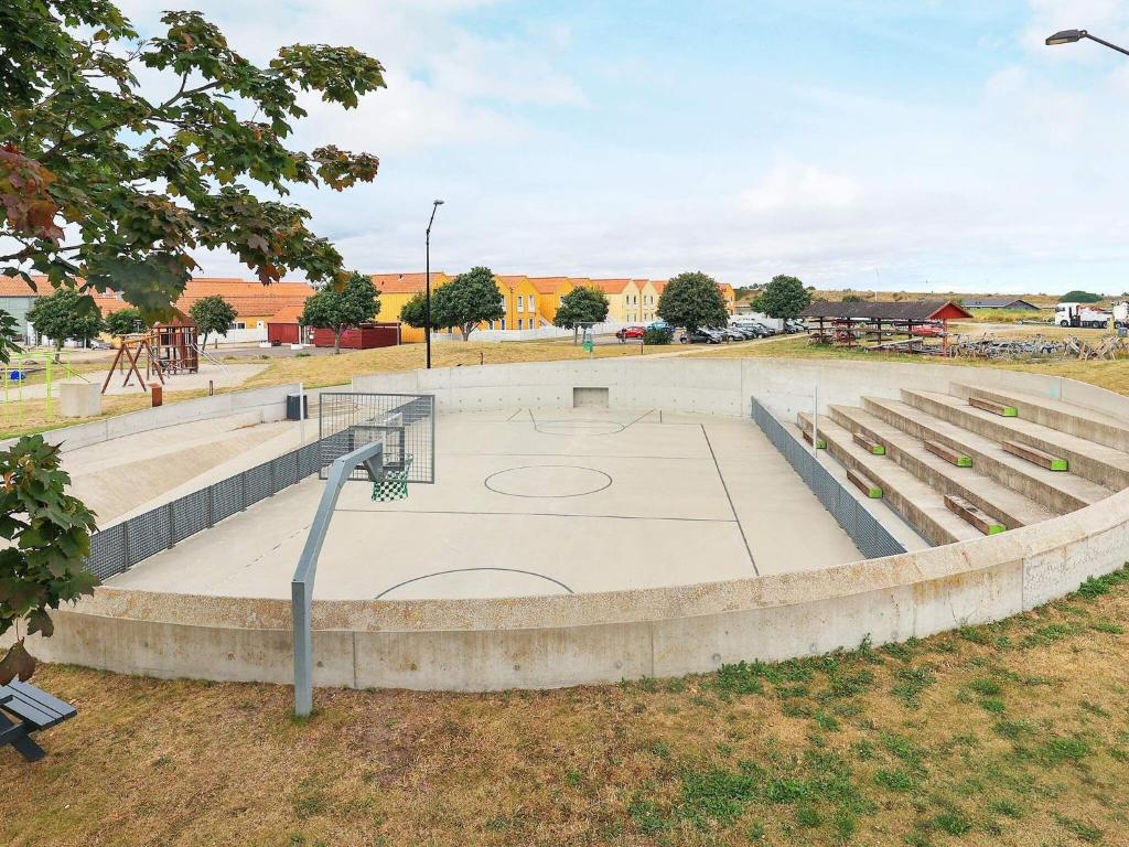 Tennis ja/või seinatennis majutusasutuses 6 person holiday home in Rudkøbing-By Traum või selle läheduses
