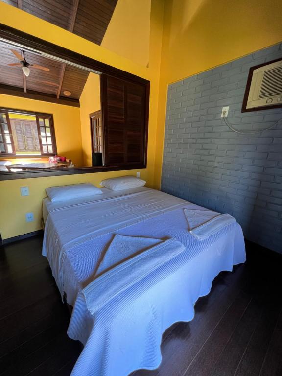 1 dormitorio con 1 cama grande en una habitación en Pousada Pacha Mama Village Bombinhas, en Bombinhas