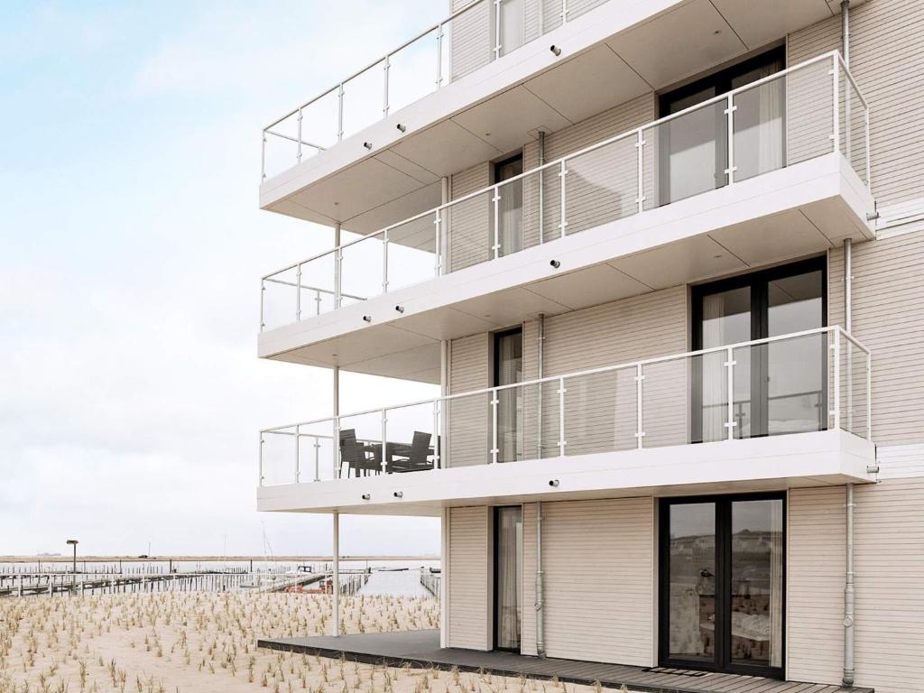 an apartment building with balconies on the beach at Moderne Ferienwohnung mit Seesicht in Wendtorf