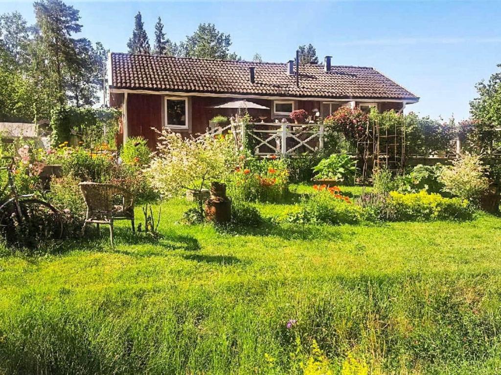 uma casa com um jardim em frente em 5 person holiday home in FLEN em Flen