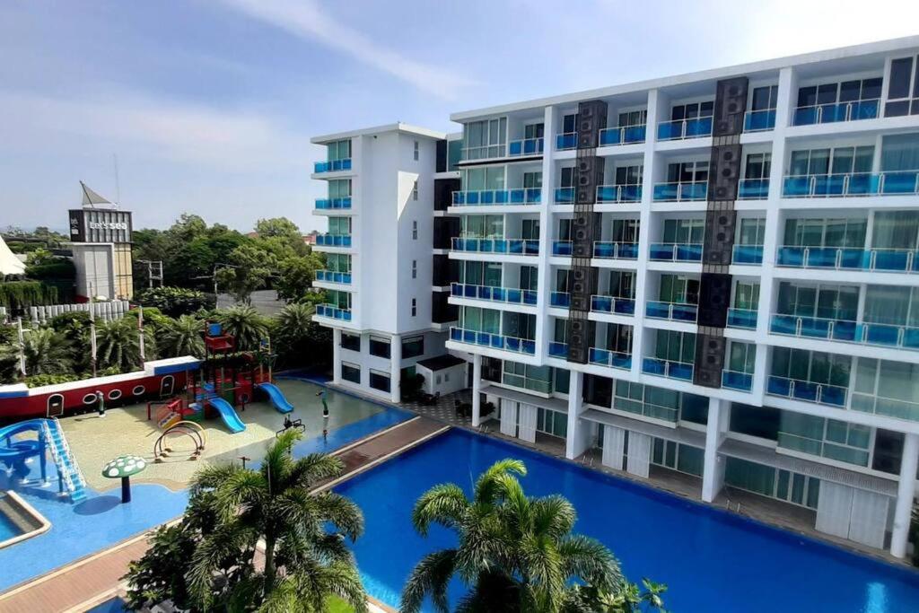 una vista aérea de un hotel con piscina en Light, airy, east facing 2 bed/2 bath pool views en Hua Hin