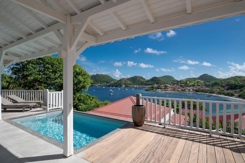 vista dalla terrazza di una casa con piscina di Villa Rackam a Terre-de-Haut