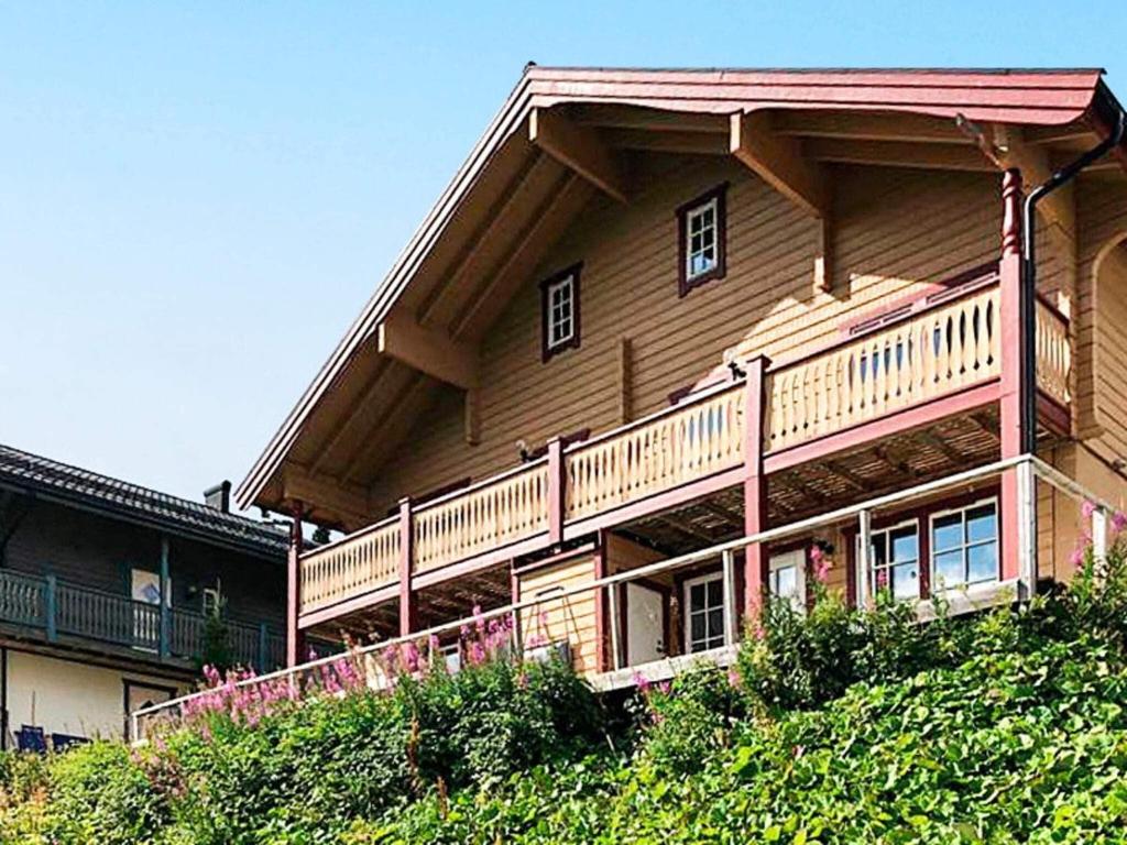 ein großes Holzhaus mit Balkon auf einem Hügel in der Unterkunft 5 person holiday home in TEGEFJ LL in Ängena