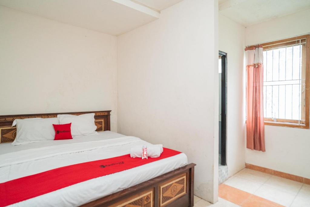 RedDoorz Syariah near Batu Night Spectacular 3 - Economy Double Room