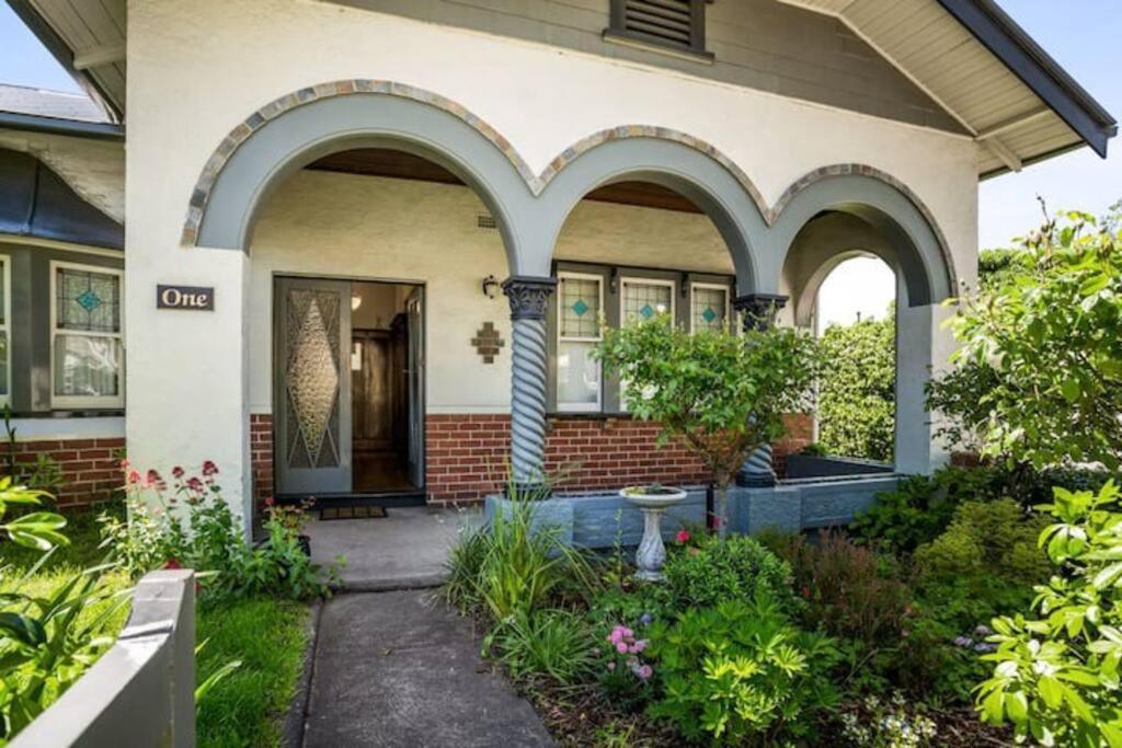 Una casa con arcos en la parte delantera. en Charming inner city home excellent base in Hobart, en Hobart