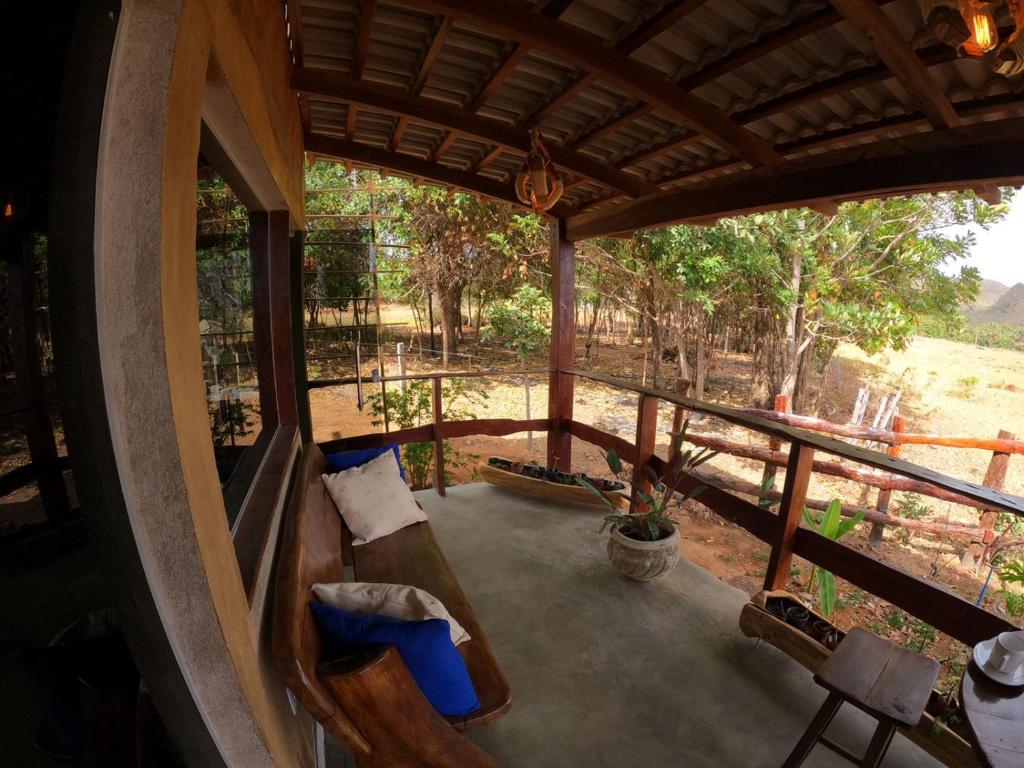 uma vista para o exterior de um quarto com cadeiras num alpendre em Pousada Toca da Raposa em Cavalcante