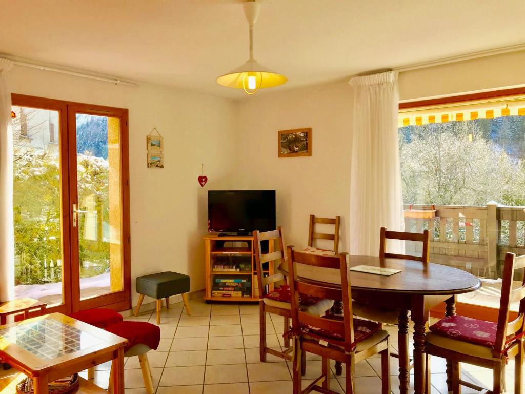 Televízia a/alebo spoločenská miestnosť v ubytovaní Charmant appartement à Villard-de-Lans - 6 pers, terrasse, jardin, proche des pistes et commodités - FR-1-515-135