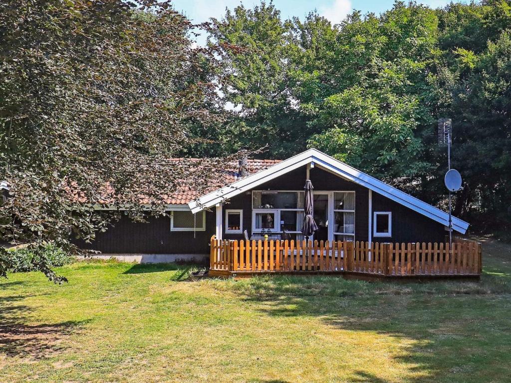 ein kleines Haus mit einer Veranda, in der Menschen stehen in der Unterkunft Three-Bedroom Holiday home in Humble 2 in Humble