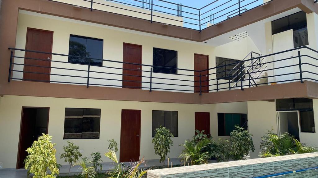 - un bâtiment avec un balcon et une piscine dans l'établissement La Posada de Pepe, à Piura