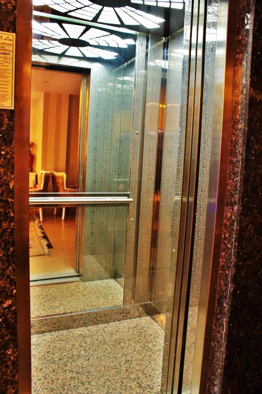 A bathroom at Sultanahmet Newport Hotel