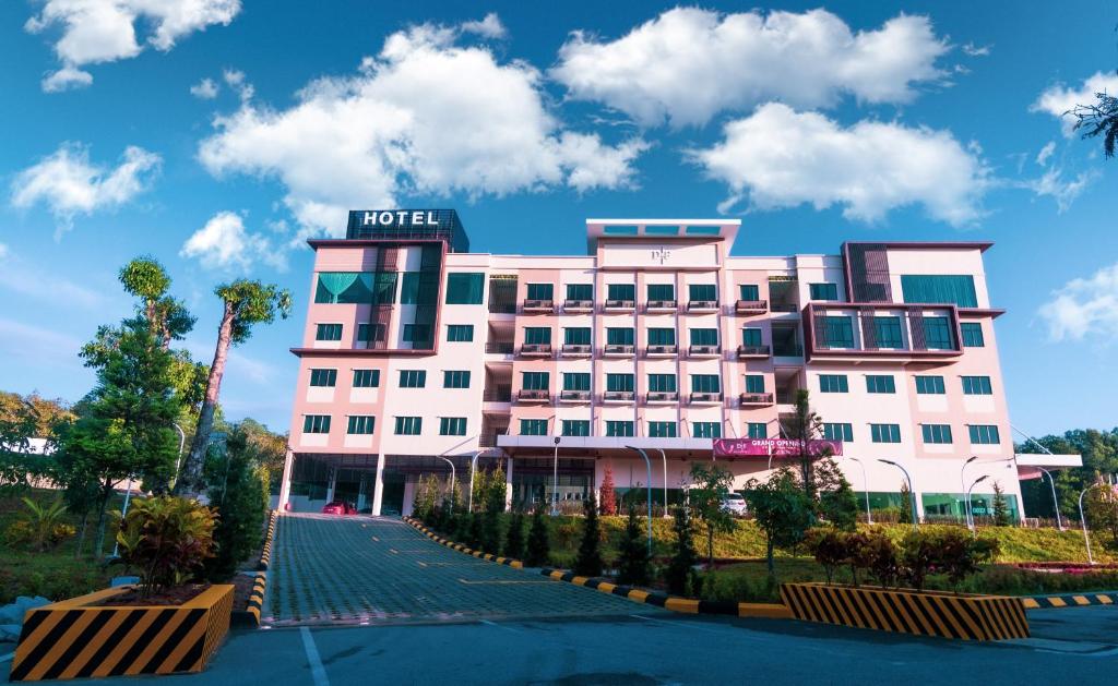um edifício de hotel com um céu azul ao fundo em D&F BOUTIQUE HOTEL SEREMBAN 2 em Seremban