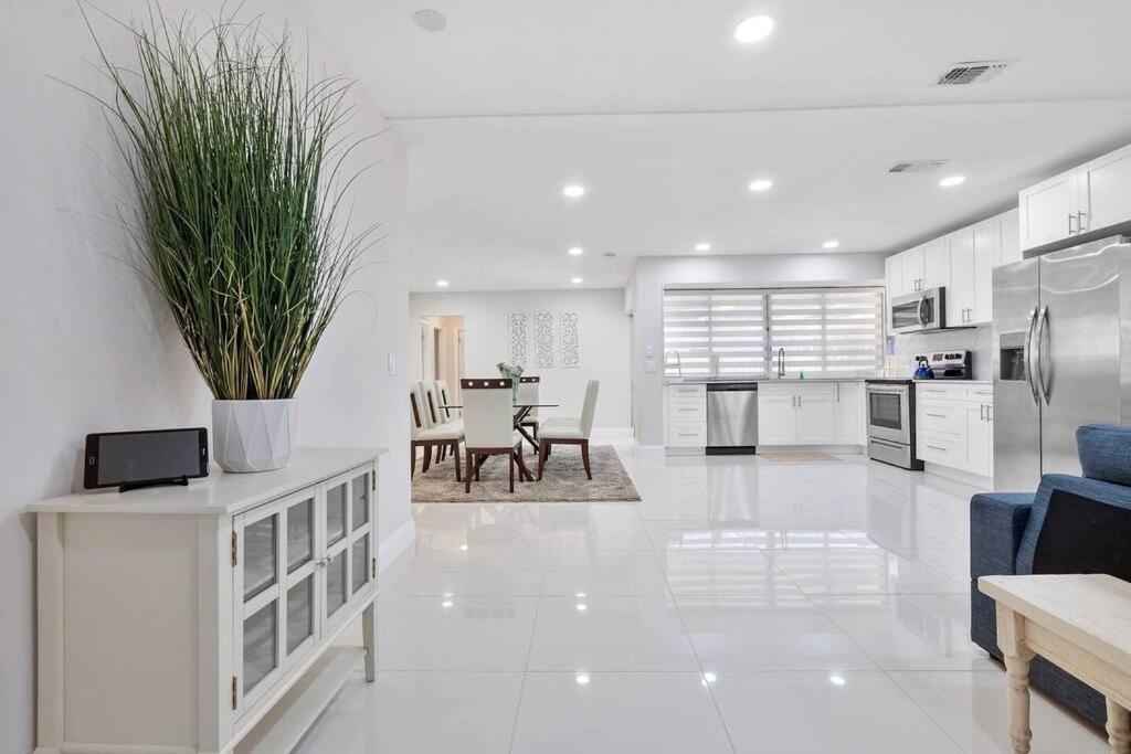una cucina e un soggiorno con tavolo e sedie di Beautiful & Peaceful 4 Bedroom Home With a Pool a Sunrise