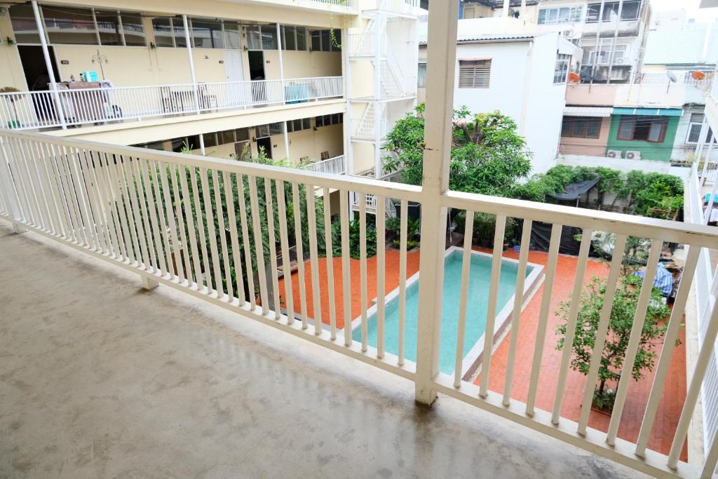 Feung Nakorn Balcony Rooms and Cafe - Resim 21