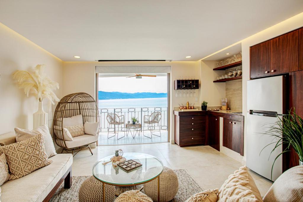 巴亞爾塔港的住宿－Sunscape Residence Tower，客厅配有沙发和桌子