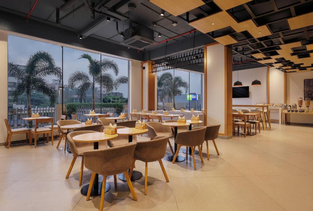 Restaurace v ubytování Holiday Inn Express Chennai OMR Thoraipakkam by IHG