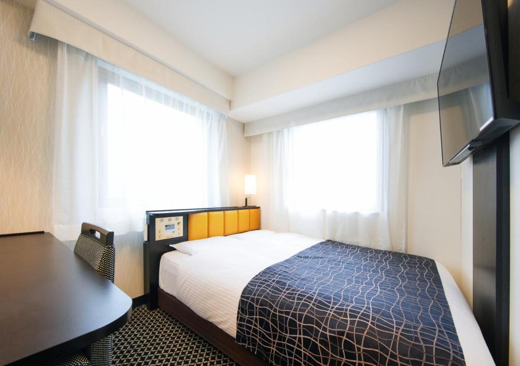Postel nebo postele na pokoji v ubytování APA Hotel Midosuji Honmachi Ekihigashi