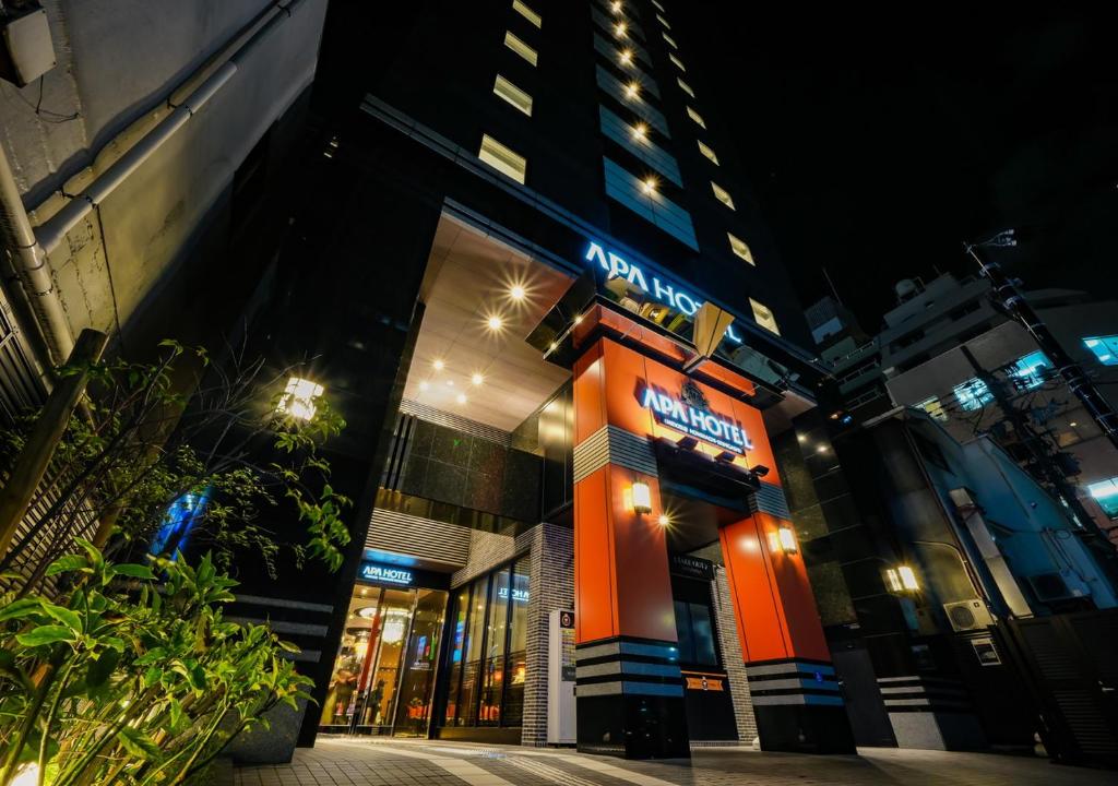 大阪市にあるアパホテル〈御堂筋本町駅東〉の夜間の建物正面