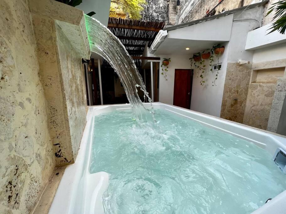 un bain à remous avec une fontaine dans l'établissement 5BR amazing house picusi AC old city, à Carthagène des Indes
