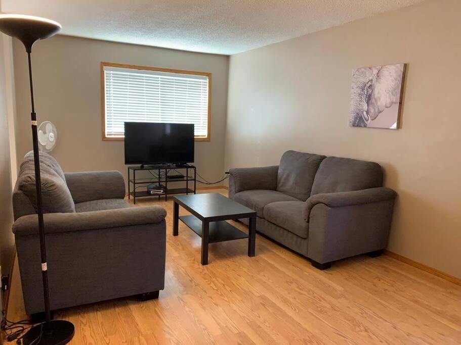 Apartamento Spacious 3 BR with Patio and BBQ in a Fourplex (Canadá Fox