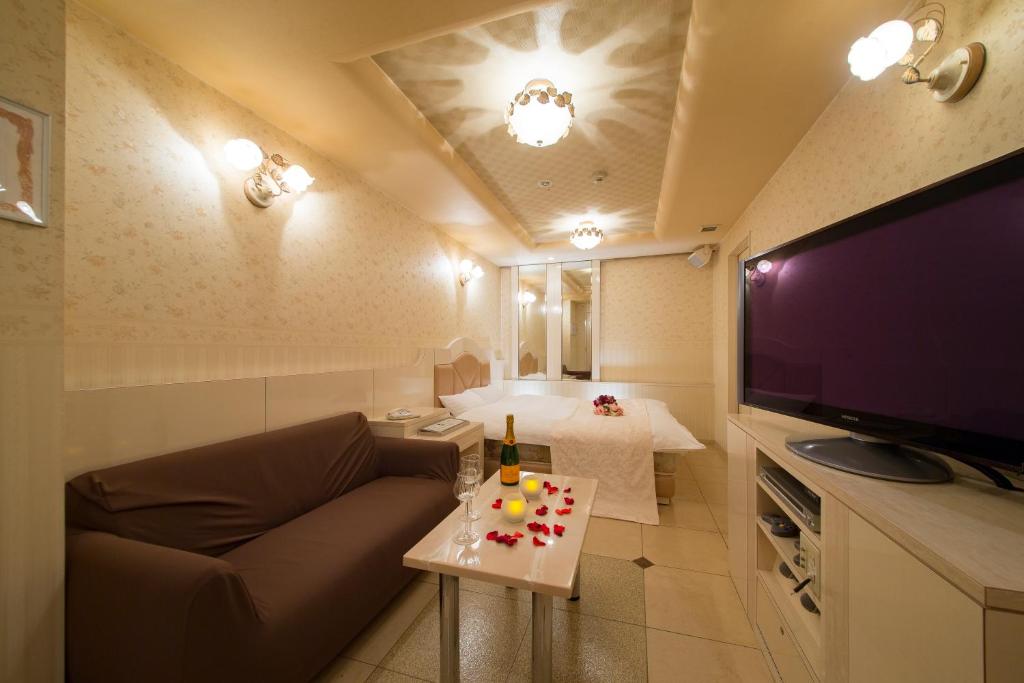 TV a/nebo společenská místnost v ubytování HOTEL THE i Adult only