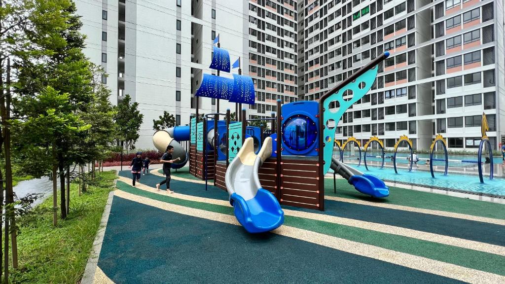 un parque infantil en una ciudad con un tobogán en Klia Horizon Suite Kota Warisan en Sepang