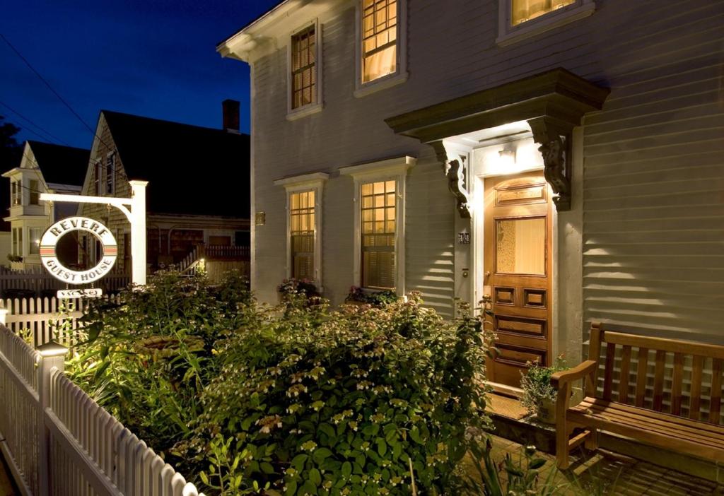una casa con una cerca blanca delante de ella en Revere Guest House, en Provincetown
