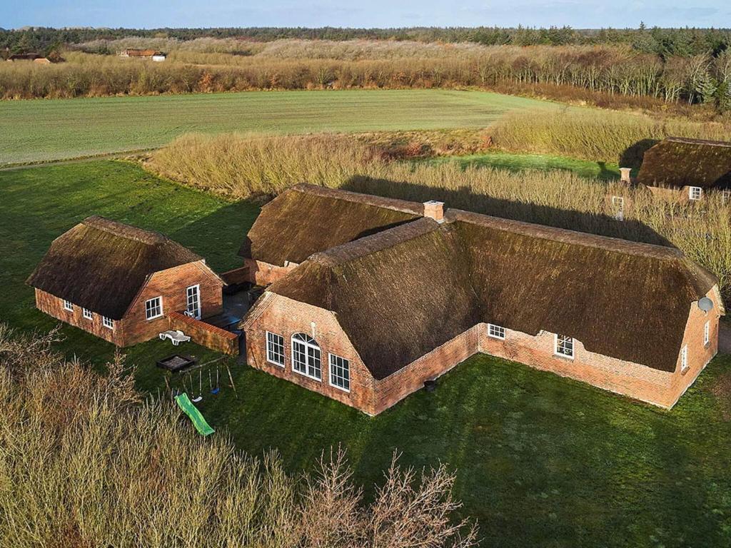 una vista aérea de una gran casa con techos de hierba en 18 person holiday home in Ulfborg, en Ulfborg