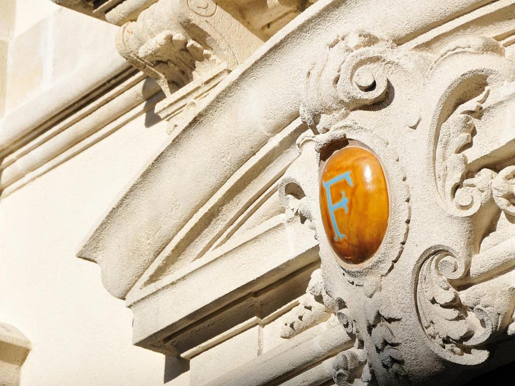 a building with a yellow circle on the side of it at L'Hôtel Particulier Beziers in Béziers