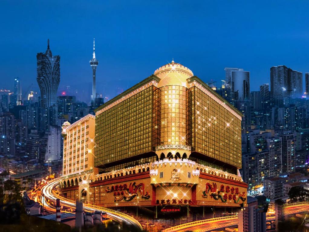 Un edificio grande con muchas luces. en Casa Real Hotel en Macao