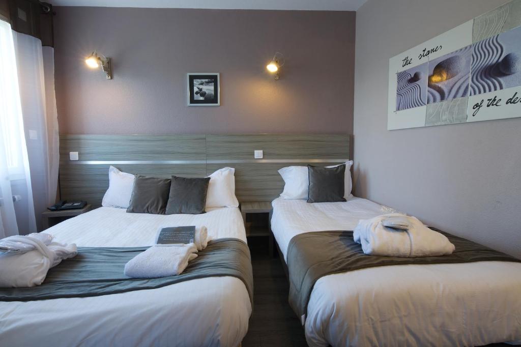 Postel nebo postele na pokoji v ubytování Logis Hôtel Centrotel et Spa Bulles d'Allier