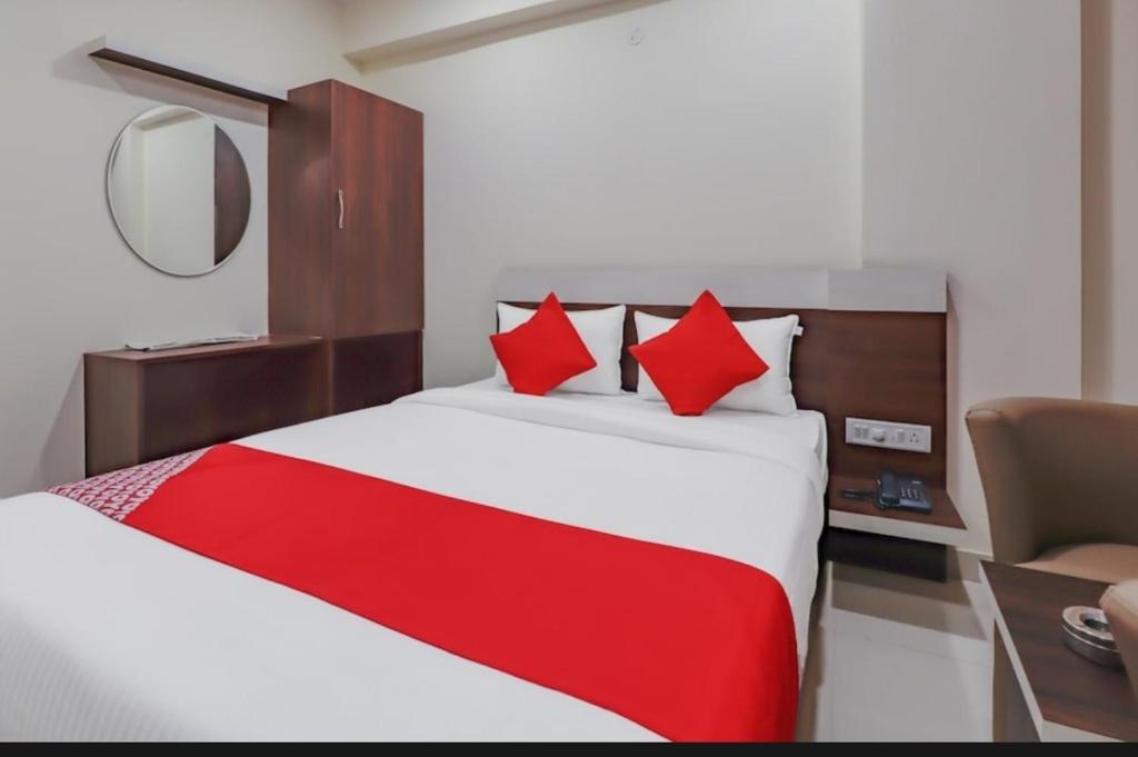 Ένα ή περισσότερα κρεβάτια σε δωμάτιο στο Royalwood Deluxe