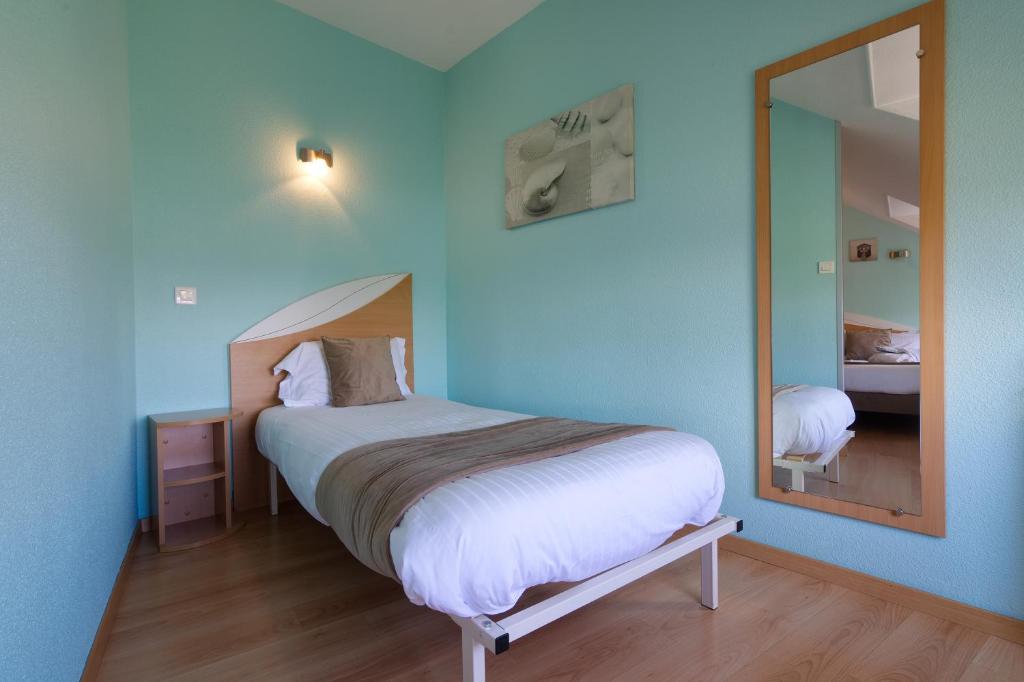 Postel nebo postele na pokoji v ubytování Logis Hôtel Centrotel et Spa Bulles d'Allier