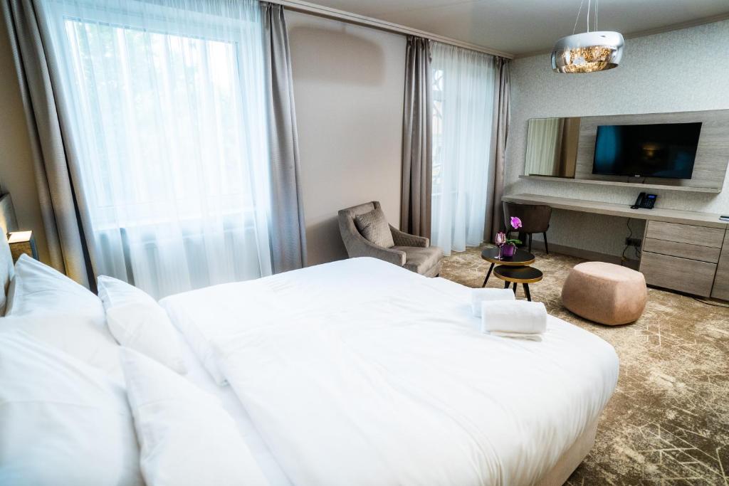 A television and/or entertainment centre at HOTEL EUROPA