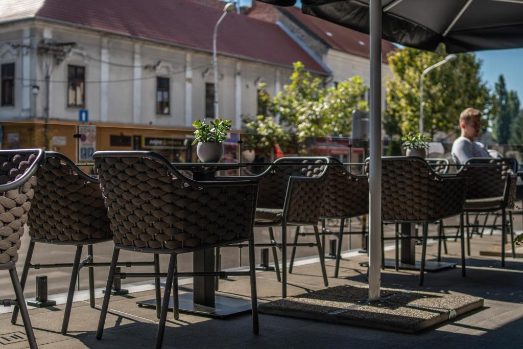 A restaurant or other place to eat at HOTEL EUROPA