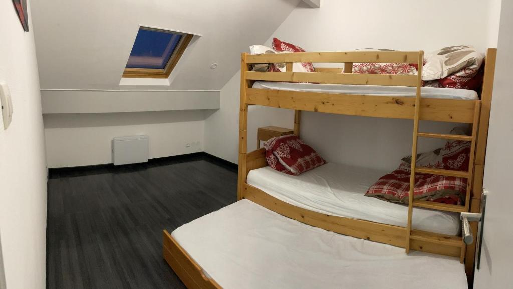 two bunk beds in a small room at Charmant logement proche Disneyland Paris parking in Lagny