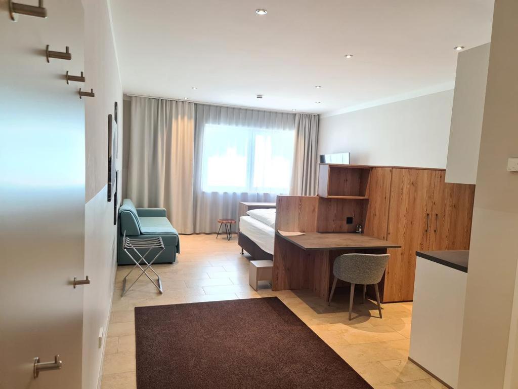 una camera con letto e scrivania di TT Aparthotel Neuhofen a Neuhofen an der Krems