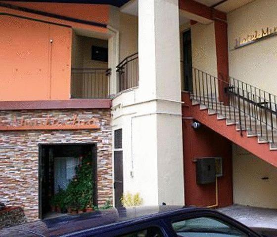 un coche aparcado frente a un edificio con balcones en Albergo Miramonti, en Potenza