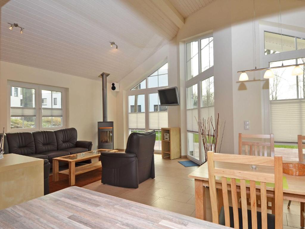 ein Wohnzimmer mit einem Sofa und einem Tisch in der Unterkunft Strandhus Sellin - Apt. 02 in Ostseebad Sellin