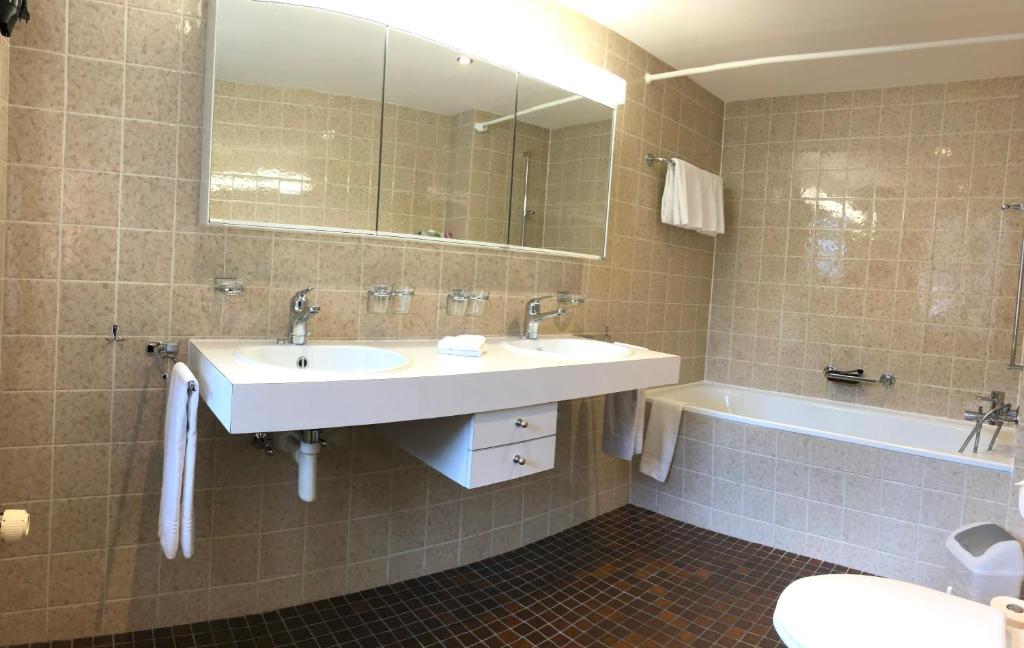 Koupelna v ubytování Hotel Weisses Kreuz Bergün