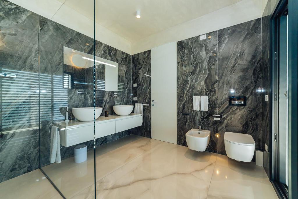 Kúpeľňa v ubytovaní Villa Sabrina Riviera dei Fiori a Picco sul Mare con Piscina Privata ,WELLNESS & SPA