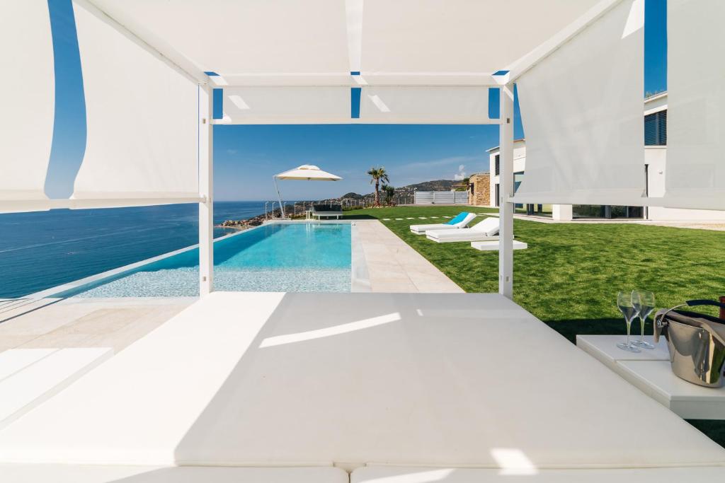 Bazén v ubytovaní Villa Sabrina Riviera dei Fiori a Picco sul Mare con Piscina Privata ,WELLNESS & SPA alebo v jeho blízkosti