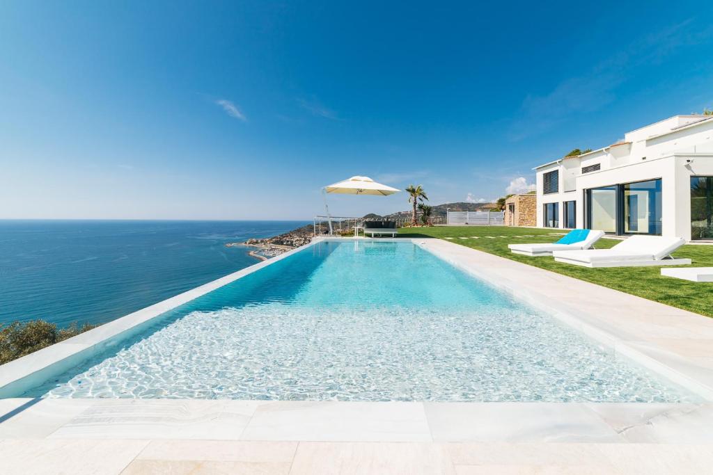 インペリアにあるVilla Sabrina Riviera dei Fiori a Picco sul Mare con Piscina Privata ,WELLNESS & SPAの海の景色を望むスイミングプール