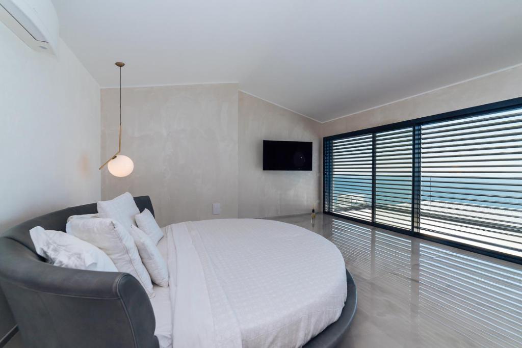 Posteľ alebo postele v izbe v ubytovaní Villa Sabrina Riviera dei Fiori a Picco sul Mare con Piscina Privata ,WELLNESS & SPA