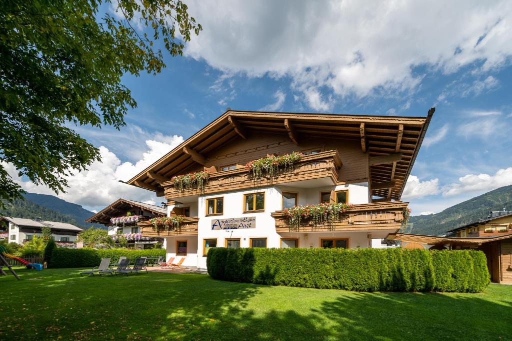 una casa con techo y patio verde en Appartementhaus Arzt, en Zell am See