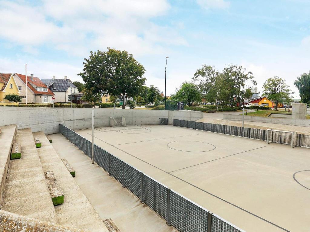 Tennis ja/või seinatennis majutusasutuses 6 person holiday home in Rudkøbing-By Traum või selle läheduses
