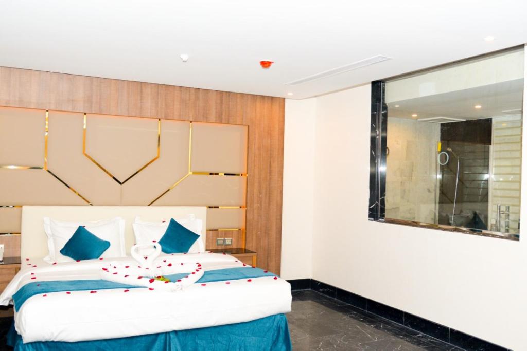 Mora Hotel By Pioneer - Deluxe King Room