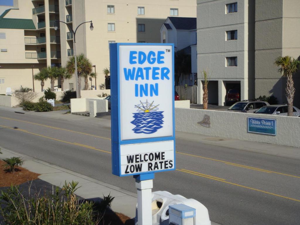 Una señal que dice "posada de agua del borde" en una calle. en Edgewater Inn en Myrtle Beach