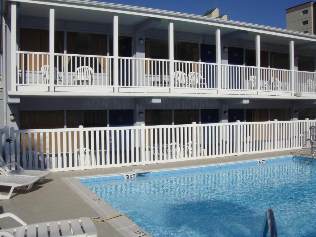 ein Schwimmbad vor einem Hotel in der Unterkunft Edgewater Inn in Myrtle Beach